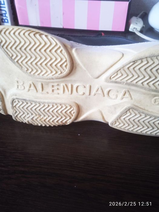 Кроссовки спортивные