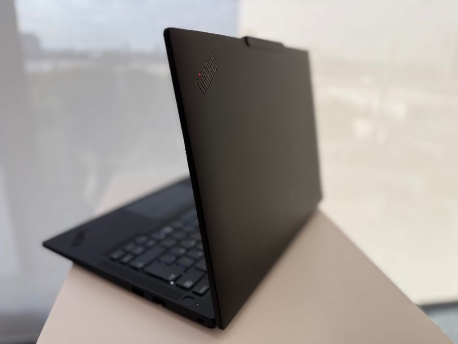 Lenovo T14 Gen 5 - Ultra 5 125 - 32 GB RAM - 512 GB SSD - Qwerty Tastatura Iluminata - Garantie 32 luni