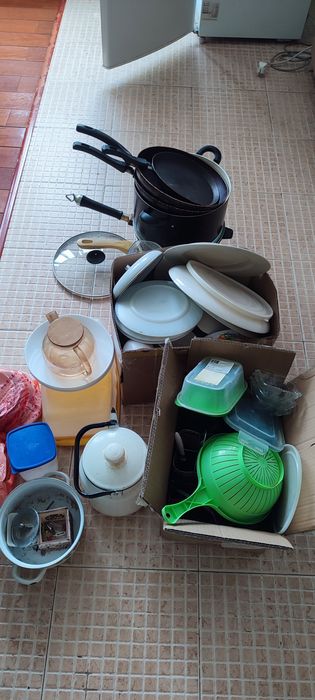 Посуда, подушки, матрац для рабочих