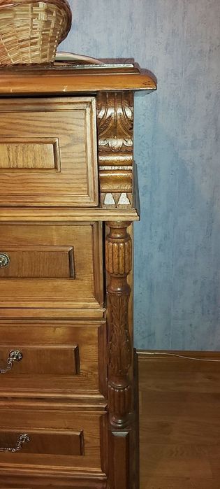 Роскошный дубовый антикварный комод.