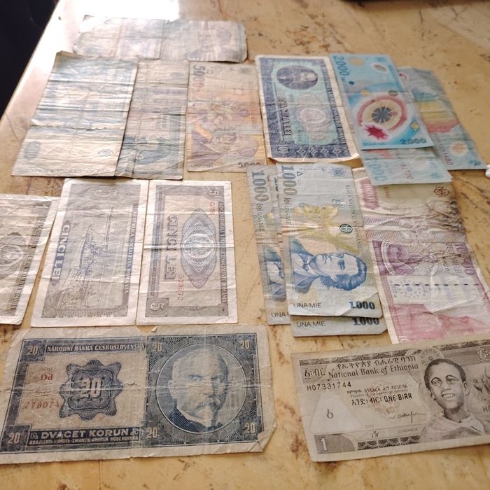 Colecție de monede și bacnote