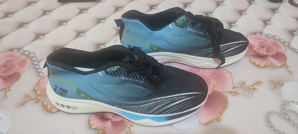 Продам новые кроссовки