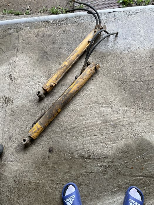 Pistoane hidraulice excavator – pentru cupă / braț, stare bună