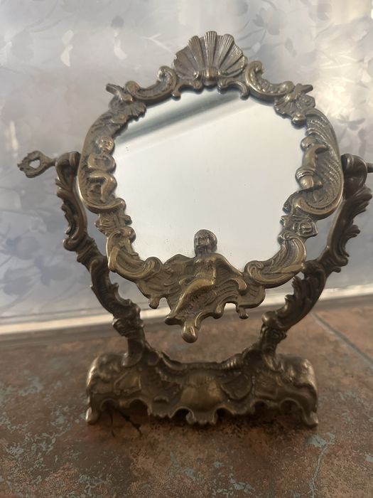 Oglinda din bronz masiv ,model exemplar . De colectie !