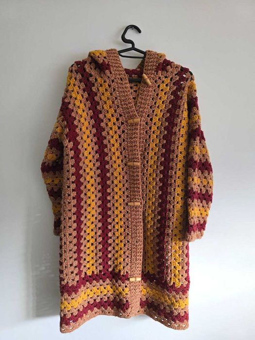 Ръчно плетено палто с качулка