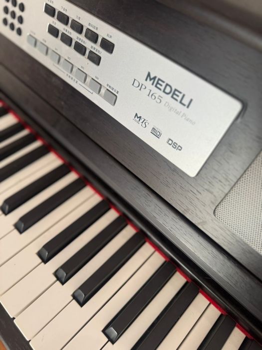 Pian digital Medeli DP165, 88 clape, cu stand și pedale, stare foarte bună