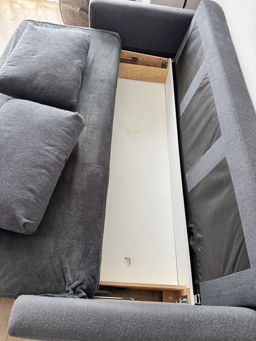 Vand canapea extensibila cu 3 locuri (tapiterie arsa putin)