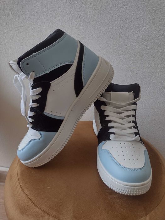 Високи спортни обувки