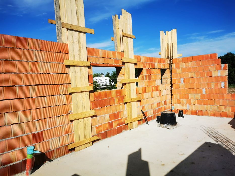 Construim case la rosu sau la cheie