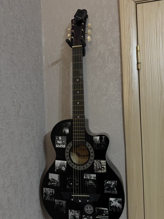 Гитара черного цвета