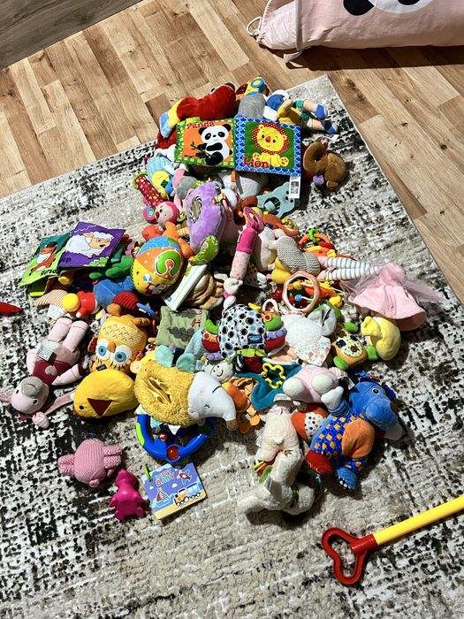 Лот от играчки запазени.