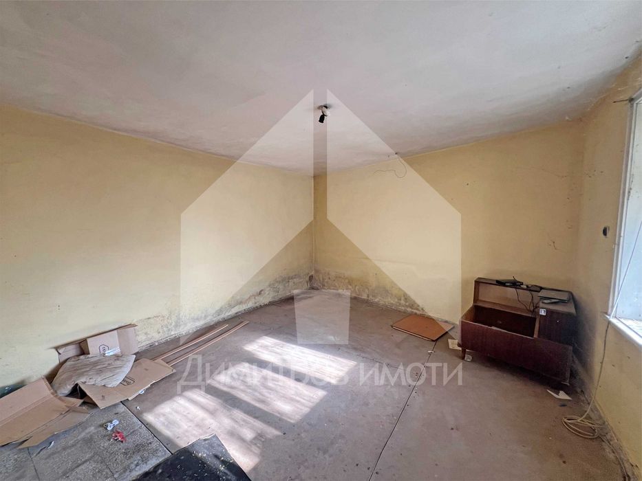 Продава се тухлена къща в гр. Плиска с двор 1200 кв.м. и КЛАДЕНЕЦ.