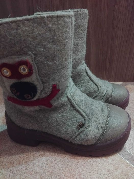 Продам зимнюю обувь на девочку