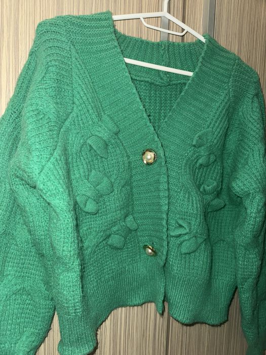 Зелена жилетка с панделки