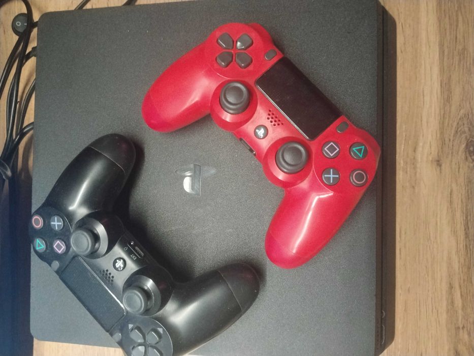 Продаю Плестейшен 4 слим , с дисками и играми