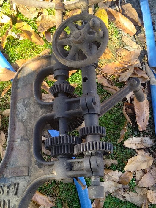 Продавам антикварна Френска ръчна настолна бормашина с менгеме