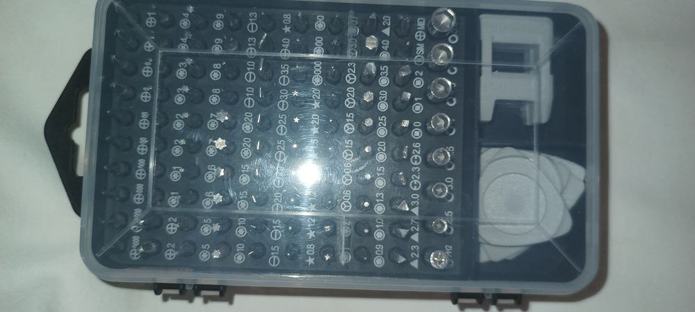 Trusa nouă cu 80 piese utilă în gospodărie cât și i atelier.