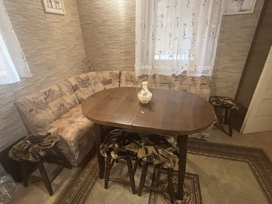 Кухня с печка, абсорбатор и мивка, маса, ъглово диванче и табуретки