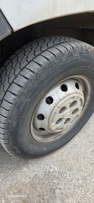 Продавам гуми с джанти за бус