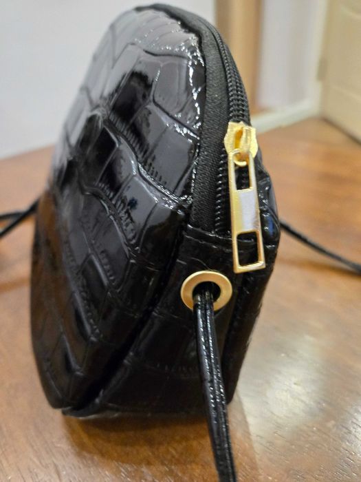 Сумочка лаковая, черная