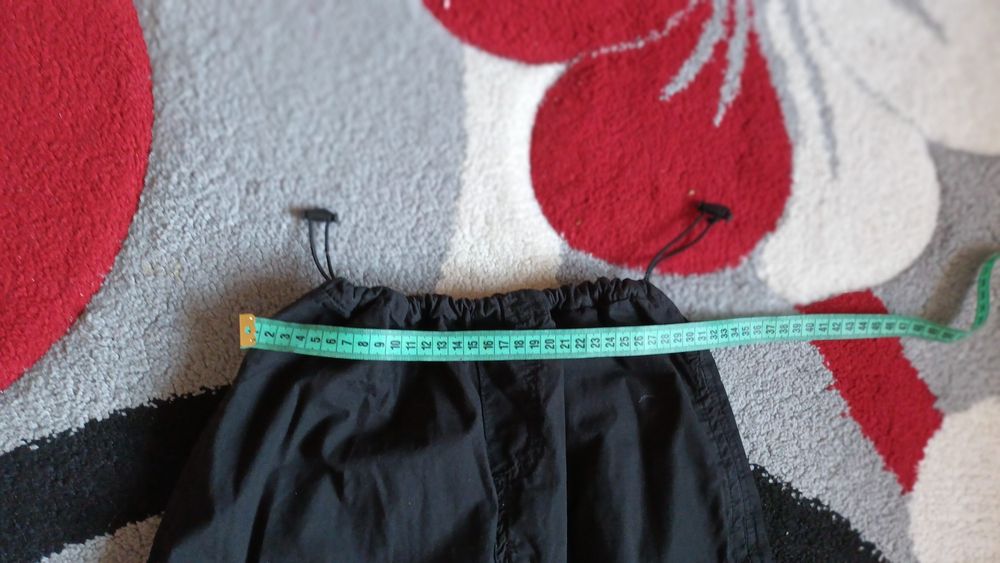 Vand pantaloni negri