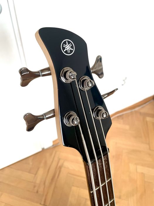 Yamaha TRBX304 Black + Fender калъф + нов комплект D’Addario струни