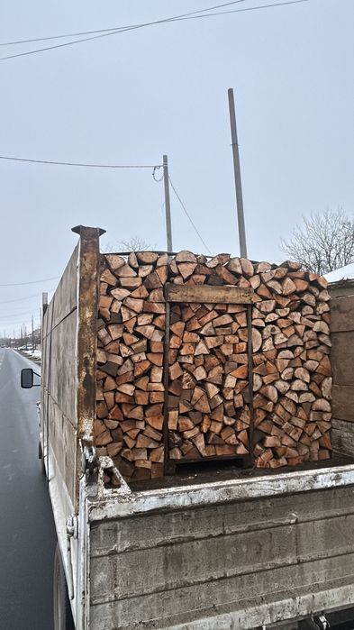 Lemne uscate tăiate sparte paletizat