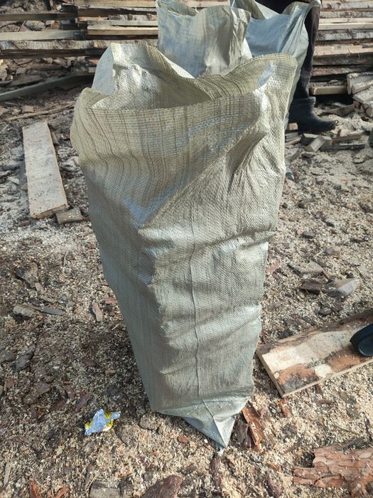 Сухие дрова в мешках