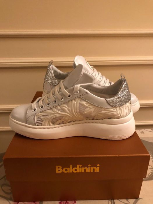 Продам кроссовки