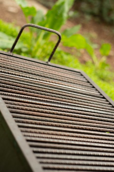 Grătar metalic solid – construcție durabilă, ideal pentru utilizare intensă