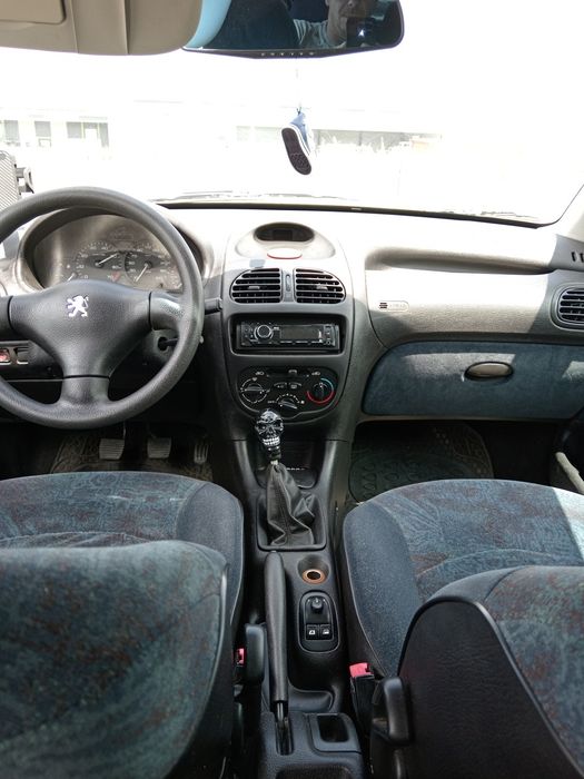Peugeot 206 1 4 benzina anul 2001