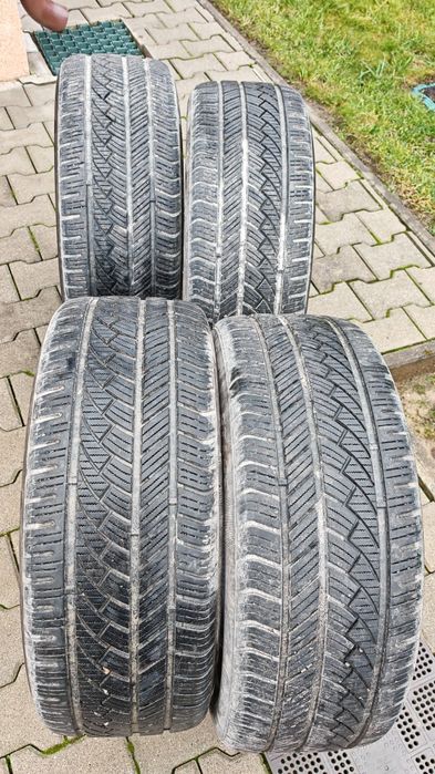 Vând 4 buc.235 50 18 all season