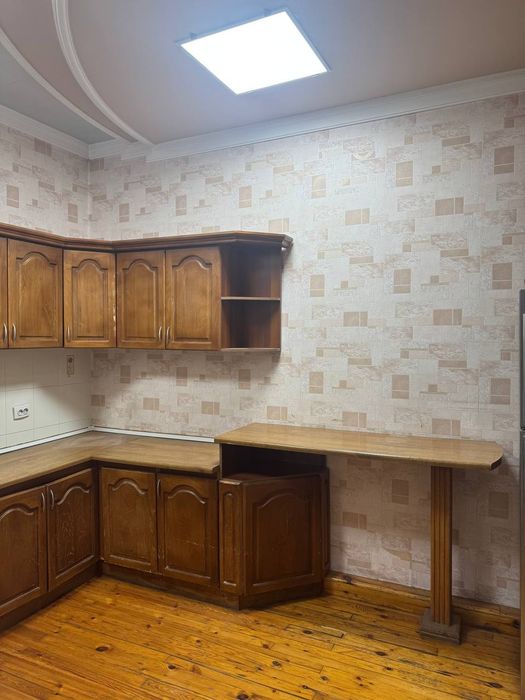 Срочно продаётся кухонный мебель очень дешево из орехового материала