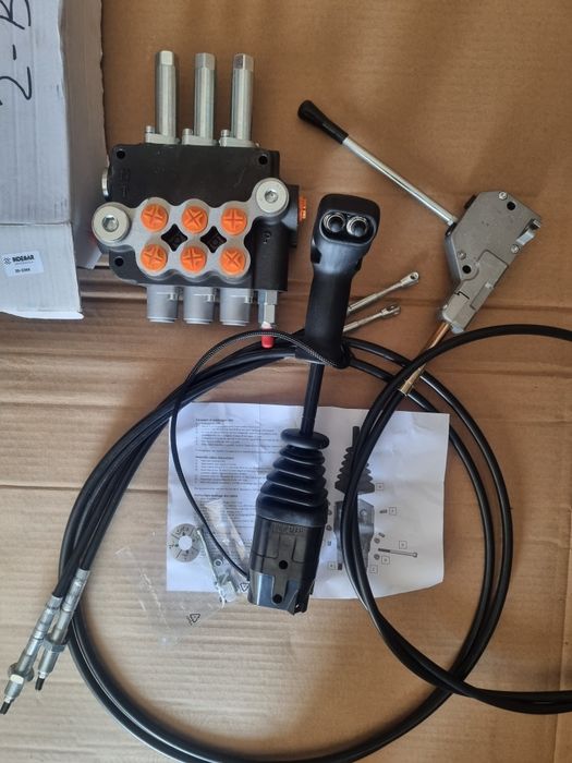 Distribuitor hidraulic P80 cu joystick cu 2 butoane  si maneta comanda