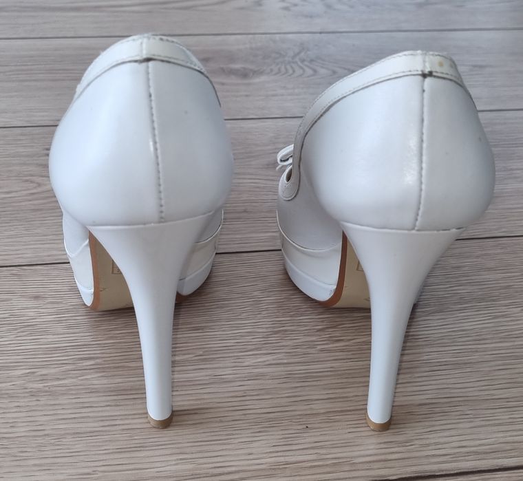 Sara Pen бели на висок ток с платформа