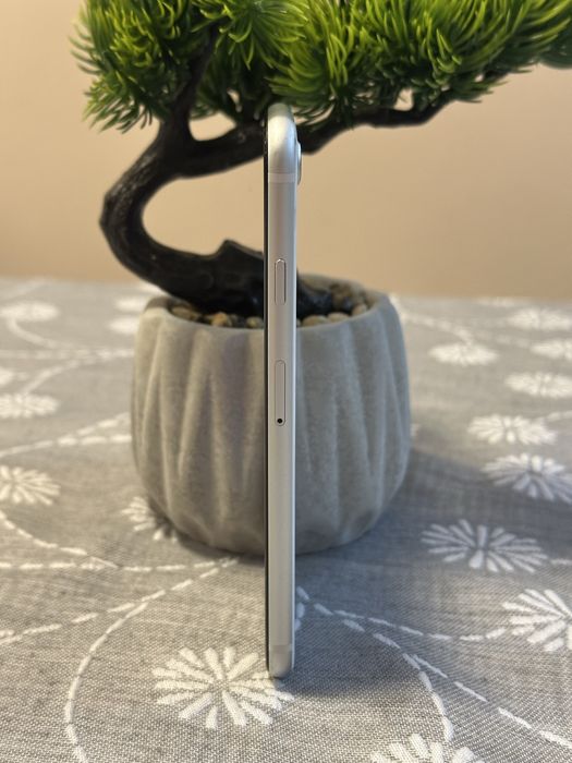 iPhone SE 2020 / 128GB / бял