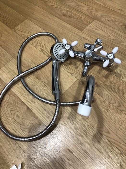 Продам смеситель в ванную.