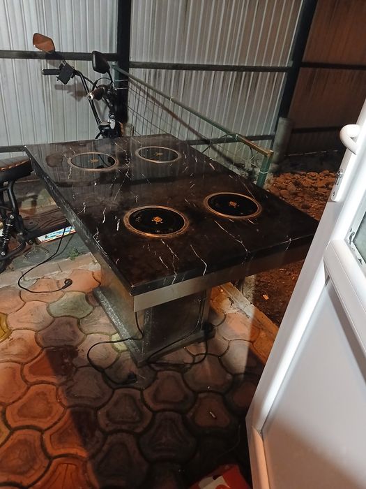 Vind masa cu patru  plite electrici functionabile masa are blatu de matmule