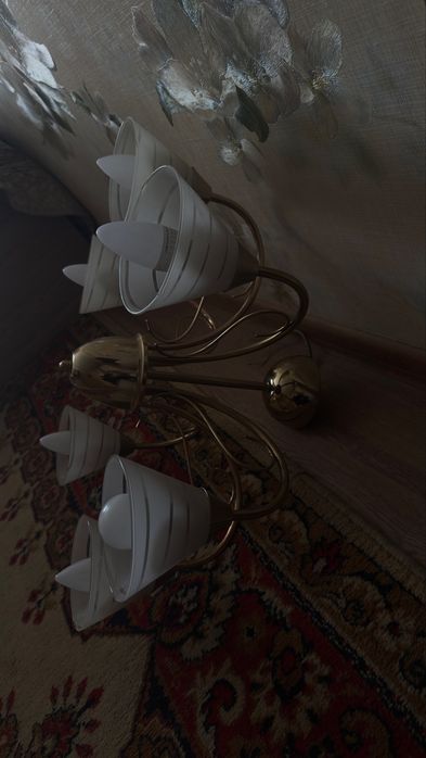 Продам люстру рабочая с лампочками