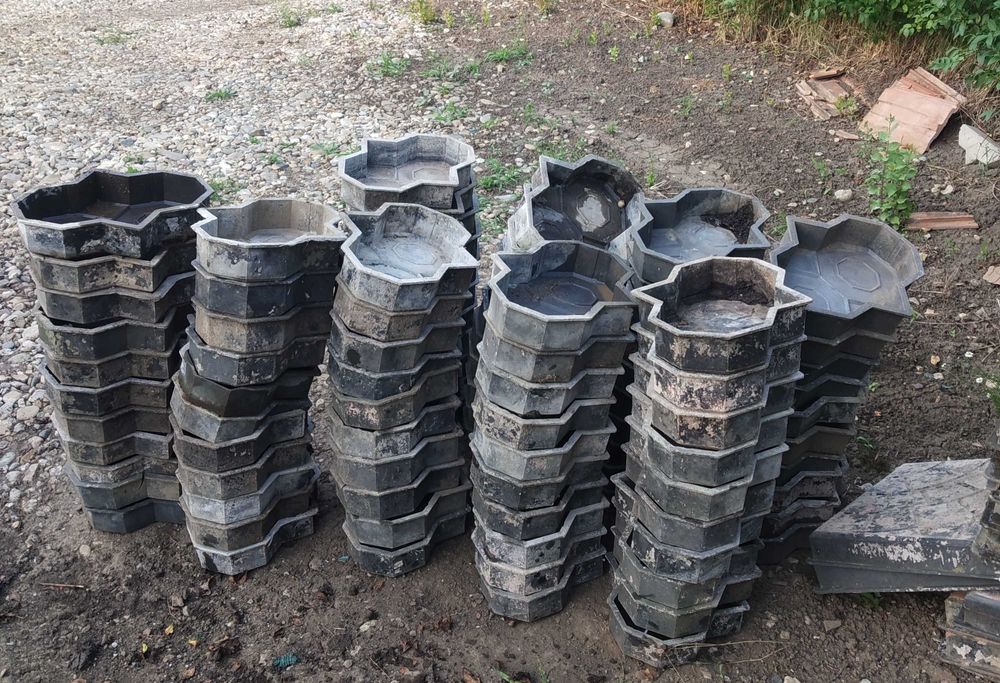 Vand  90 +15  matrite plastic pentru  pavaj