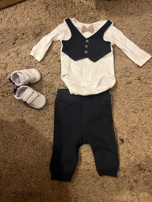 Set costum bebelusi bumbac, marime 56, adidasi, pantaloni si body H&M
