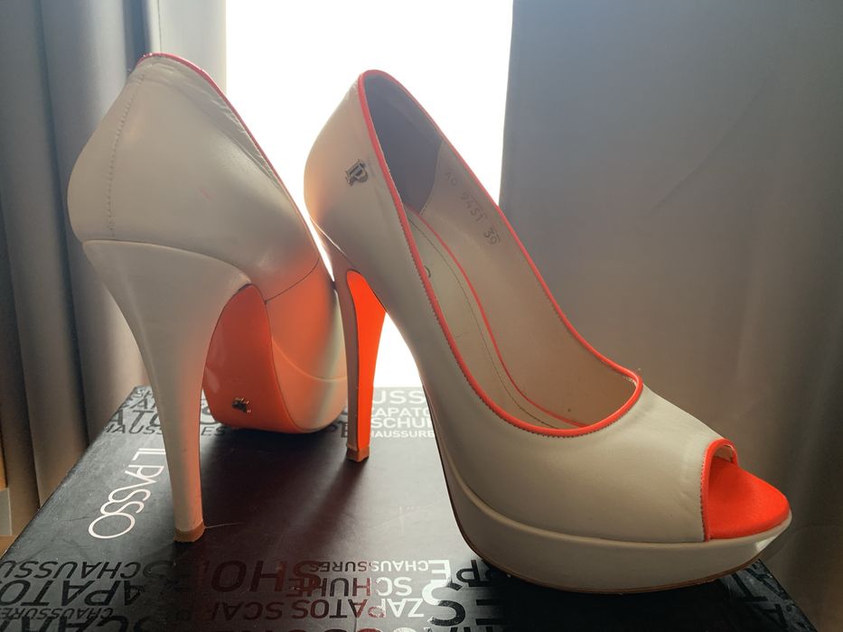 Pantofi cu talpa portocaliu neon