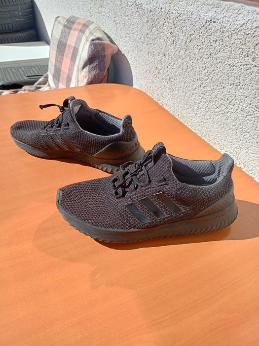 Vând pantofi sport Adidas produs de calitate superioara mărimea 43 1/2