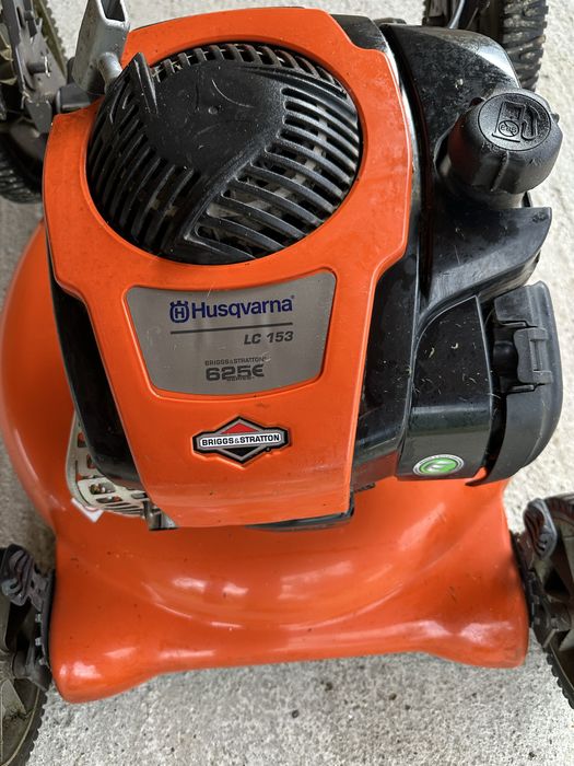 Masina de tuns gazonul pe benzina Husqvarna LC 153, 3 CP, 150 CC, 53 cm latime lucru, 56.6 l sac colector