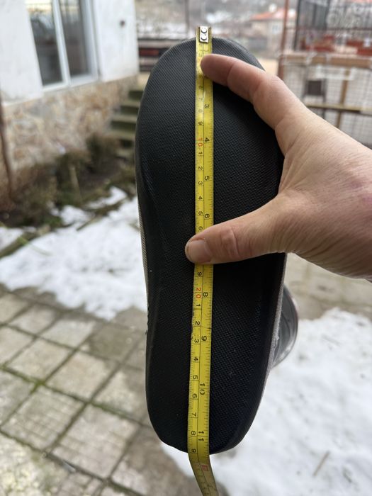 Ски , ски обувки и щеки.