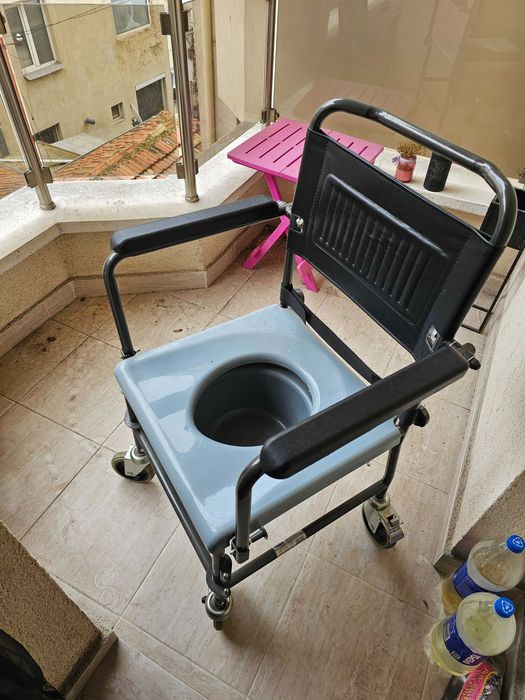 Инвалидна количка с тоалетна чиния