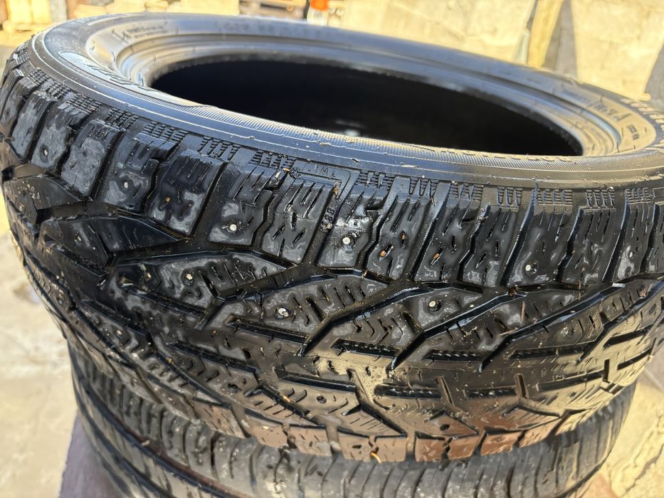 Продам 2 шины Viatti и 1 шипованную