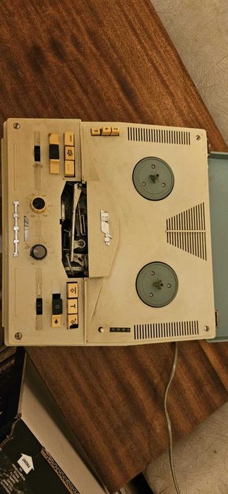 Стар ретро магнетофон Tesla