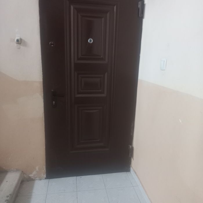 Temir eshik sotiladi tashqi tarafi temir ichi uy tarafi mdf