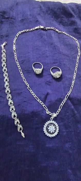 Два серебрянных комплекта